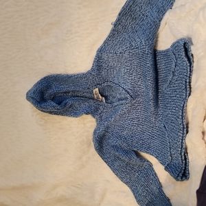 Cropped sweater with hood and pocket